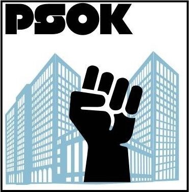 Logo PSOK przedstawiające wzniesioną pięść na tle budynków.